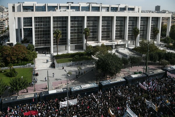 Δίκη Χρυσής Αυγής: Μαζική συγκέντρωση έξω από το Εφετείο (Φωτογραφίες)