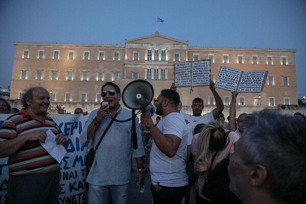 Νέα συγκέντρωση αρνητών της μάσκας - Ένταση στο Σύνταγμα