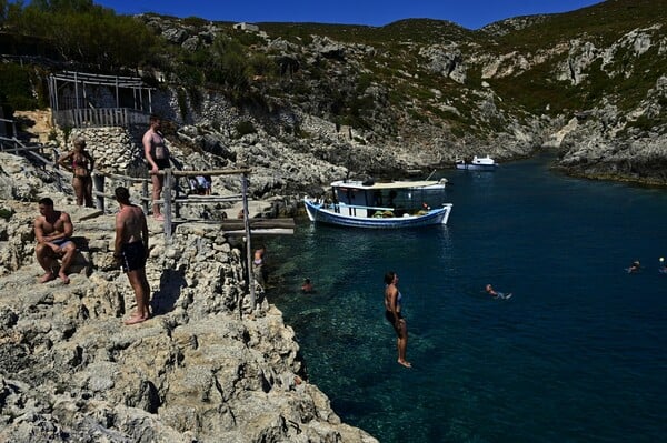 Βρετανία: Φόβοι πως 30 έφηβοι κόλλησαν κορωνοϊό μετά από διακοπές στην Ζάκυνθο