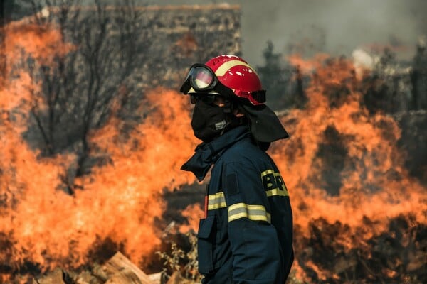 Φωτιά στο Νέο Βουτζά - Εν μέσω ισχυρών ανέμων