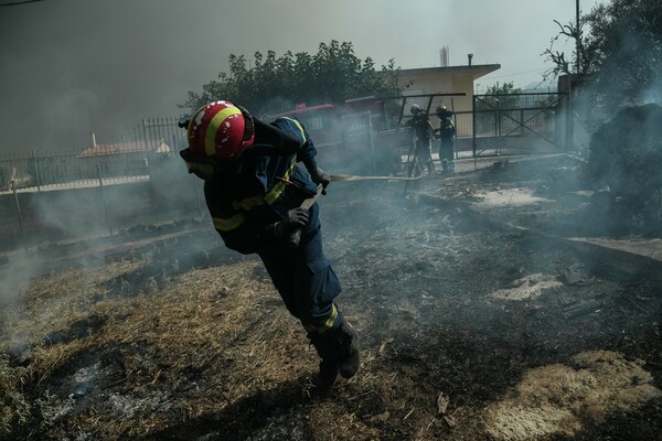 Φωτιά: Μήνυμα εκκένωσης και στους κατοίκους της Αναβύσσου από το 112