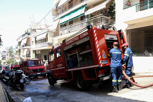 Φωτιά σε διαμέρισμα της Κυψέλης - Μεγάλη επιχείρηση της πυροσβεστικής