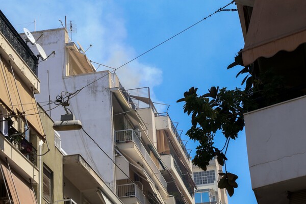 Φωτιά σε διαμέρισμα της Κυψέλης - Μεγάλη επιχείρηση της πυροσβεστικής