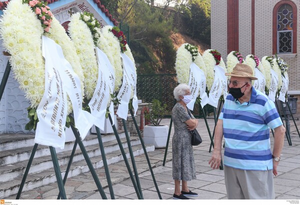 Κηδεύτηκε ο Ντίνος Χριστιανόπουλος: «Θα πλανάσαι πάνω από τη Θεσσαλονίκη»