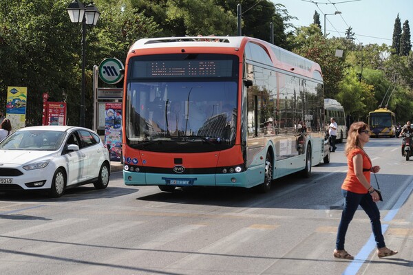 Στους δρόμους της Αθήνας το πρώτο ηλεκτρικό λεωφορείο