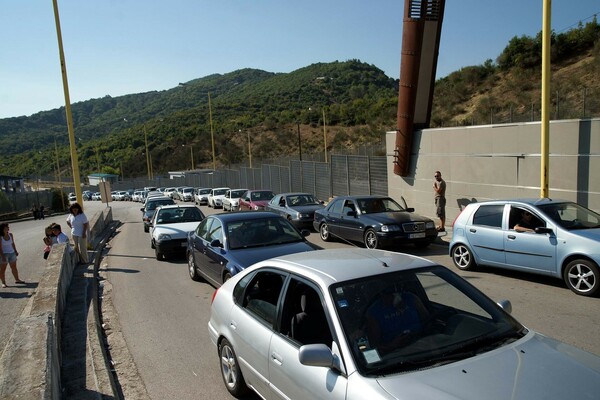Κακαβιά: Ουρές χιλιομέτρων στον συνοριακό σταθμό
