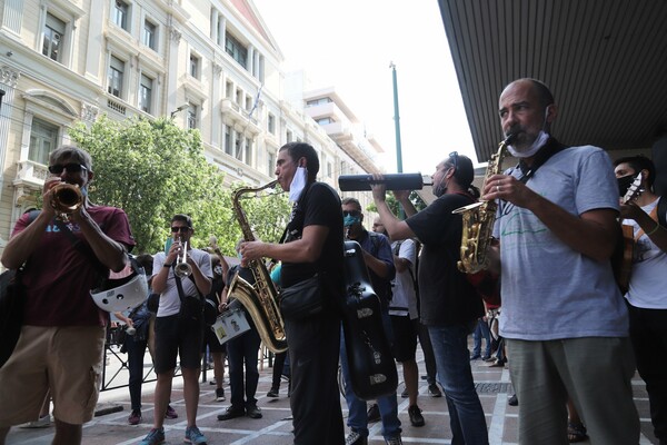 Διαμαρτυρία καλλιτεχνών στο κέντρο της Αθήνας- Κατά των νέων μέτρων για τις πολιτιστικές εκδηλώσεις