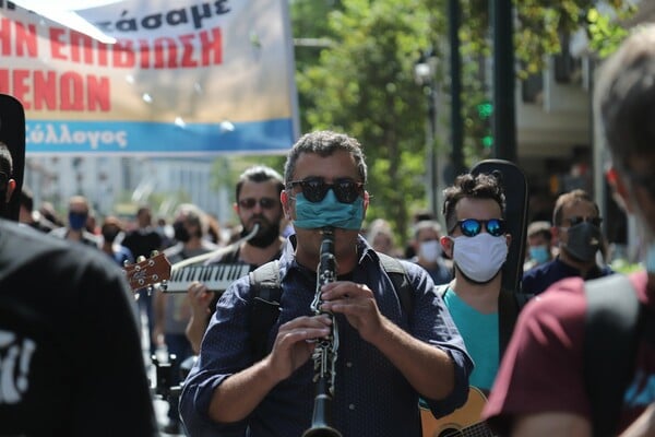 Διαμαρτυρία καλλιτεχνών στο κέντρο της Αθήνας- Κατά των νέων μέτρων για τις πολιτιστικές εκδηλώσεις