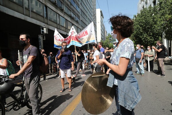 Διαμαρτυρία καλλιτεχνών στο κέντρο της Αθήνας- Κατά των νέων μέτρων για τις πολιτιστικές εκδηλώσεις