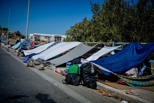 Λέσβος: Στο Σίγρι πλοίο όπου θα φιλοξενηθούν 1000 πρόσφυγες - «Στόχος ως το βράδυ να μην υπάρχουν άστεγες οικογένειες»