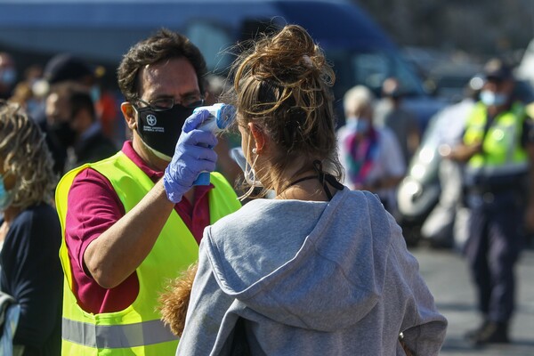 «Κόντρα» κυβέρνησης - ΣΥΡΙΖΑ για την αύξηση των κρουσμάτων