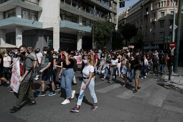 Πανεκπαιδευτικό συλλαλητήριο στην Αθήνα για τα μέτρα στα σχολεία- Τι ζητούν οι μαθητές