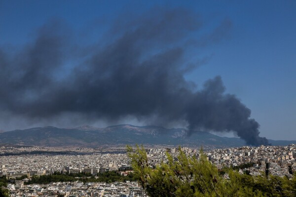 Meteo: Βίντεο με την εξάπλωση του τοξικού καπνού πάνω από την Αττική