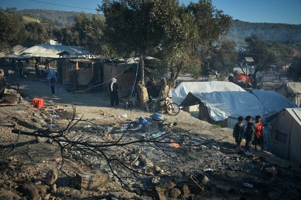 Φωτιά στη Μόρια: Στάχτη το ΚΥΤ, άστεγοι χιλιάδες άνθρωποι - Στη Λέσβο κυβερνητικό κλιμάκιο [Βίντεο-Εικόνες]