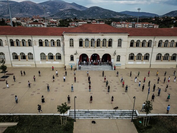 Εικόνες από την πρώτη ημέρα στα σχολεία: Με μάσκες και αποστάσεις οι μαθητές