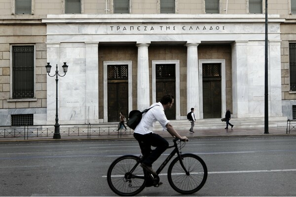 ΤτΕ: Έλλειμμα 1,4 δισ. ευρώ στο ισοζύγιο πληρωμών τον Ιούνιο - «Βουτιά» στον τουρισμό