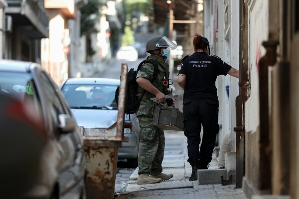 Εξάρχεια: Χειροβομβίδα σε ανακαινιζόμενη κατοικία - Πυροτεχνουργοί στο σημείο