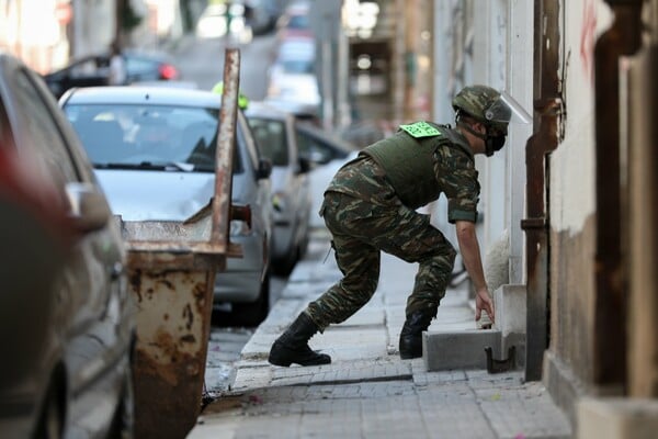 Εξάρχεια: Χειροβομβίδα σε ανακαινιζόμενη κατοικία - Πυροτεχνουργοί στο σημείο