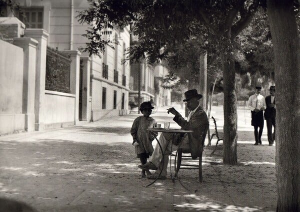 107 αριστουργηματικές φωτογραφίες μιας απλής, ήσυχης Ελλάδας (1903-1930)