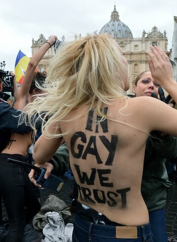 Οι γυμνόστηθες Femen ξάφνιασαν τον Πάπα 