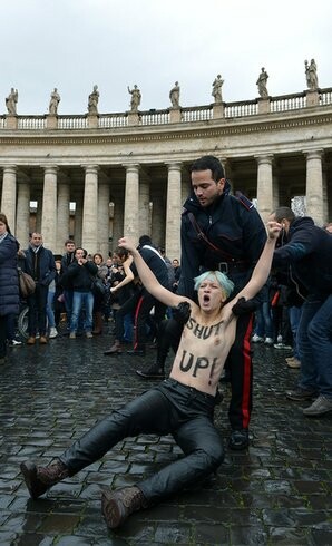 Οι γυμνόστηθες Femen ξάφνιασαν τον Πάπα 