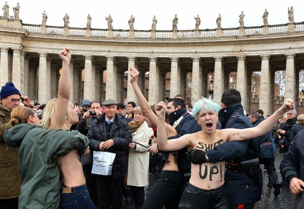 Οι γυμνόστηθες Femen ξάφνιασαν τον Πάπα 