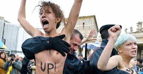 Οι γυμνόστηθες Femen ξάφνιασαν τον Πάπα 