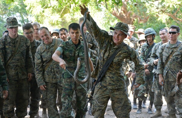 ΔΕΙΤΕ: Στρατιώτες πίνουν αίμα κόμπρας σε άσκηση επιβίωσης