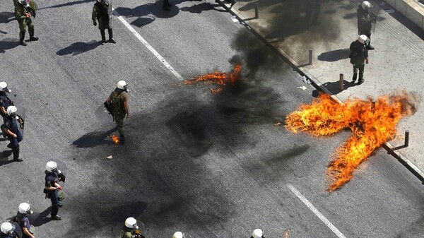 "Πώς οι Έλληνες παρέλυσαν μια χώρα"