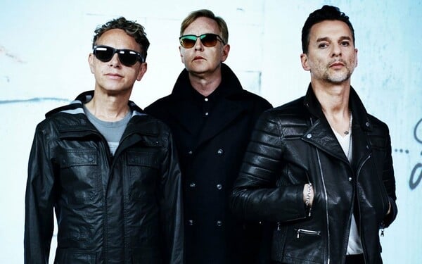 Οι Depeche Mode επέστρεψαν – πιο ώριμοι και σκοτεινοί από ποτέ