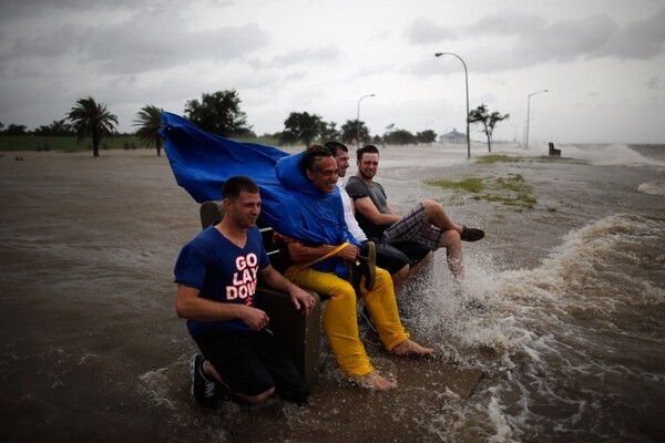 Άνθρωποι που αγνόησαν τον τυφώνα Isaac