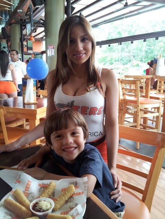 Mωρά στα εστιατόρια Hooters