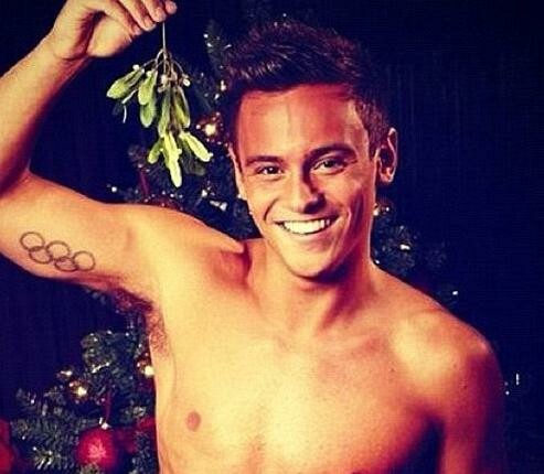 Μια ημίγυμνη φωτογραφία του Tom Daley κάτω από ένα γκι