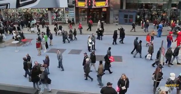 Μαζική Φάρσα: Η Times Square ανάποδα!