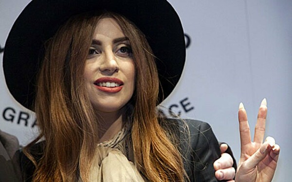 Η Lady Gaga αυτοαποκαλείται «βασίλισσα του σύμπαντος»