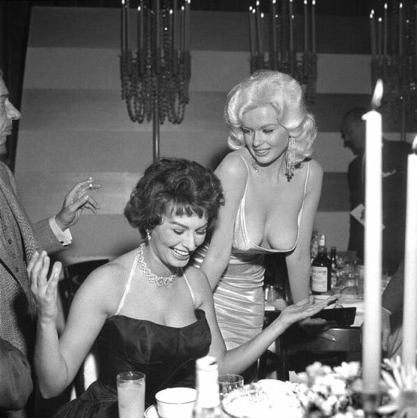 Jayne Mansfield - Sophia Loren: Το πρώτο δημόσιο nip slip στην ιστορία του Hollywood (1957)