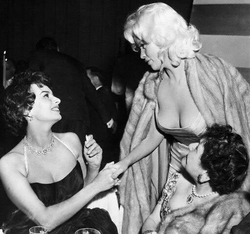 Jayne Mansfield - Sophia Loren: Το πρώτο δημόσιο nip slip στην ιστορία του Hollywood (1957)