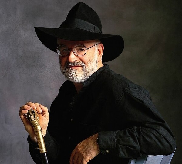 Terry Pratchett: «Όταν εγώ φύγω θα αναλάβει η κόρη μου»