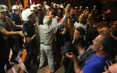 Ελλάδα του 2012: Οι φασίστες χτυπούν και οι αστυνόμοι κοιτούν