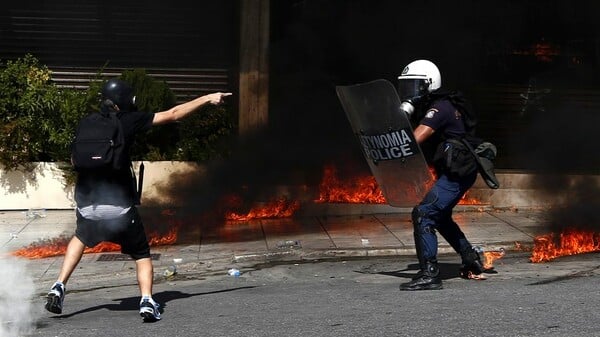 "Πώς οι Έλληνες παρέλυσαν μια χώρα"