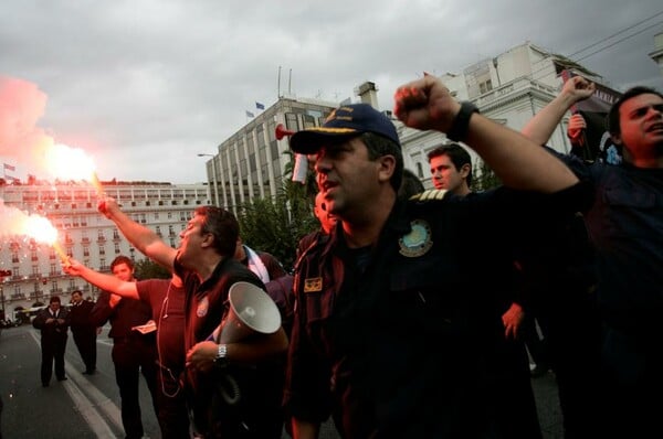 Φωτορεπορτάζ από τη συγκέντρωση διαμαρτυρίας των ένστολων στην Αθήνα