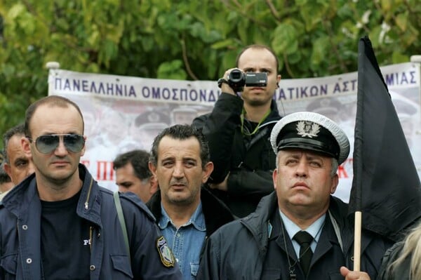 Φωτορεπορτάζ από τη συγκέντρωση διαμαρτυρίας των ένστολων στην Αθήνα