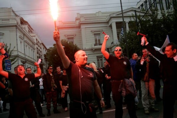 Φωτορεπορτάζ από τη συγκέντρωση διαμαρτυρίας των ένστολων στην Αθήνα