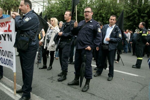 Φωτορεπορτάζ από τη συγκέντρωση διαμαρτυρίας των ένστολων στην Αθήνα