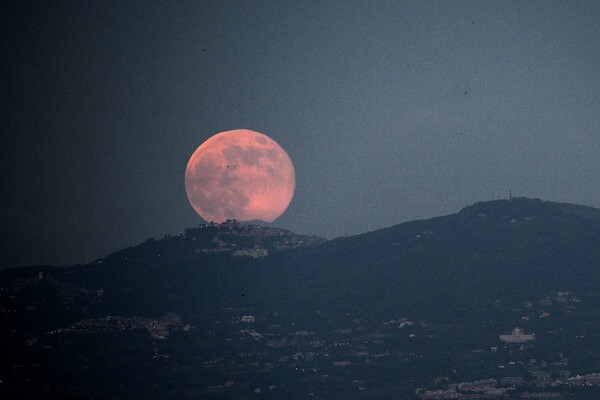 13 φωτογραφίες από την «υπερπανσέληνο»