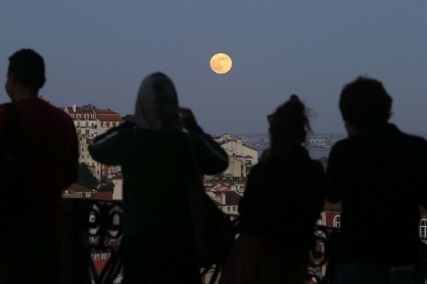 13 φωτογραφίες από την «υπερπανσέληνο»