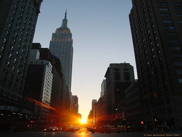 Manhattanhenge:Ο ήλιος δύει ανάμεσα στους ουρανοξύστες