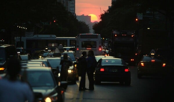 Manhattanhenge:Ο ήλιος δύει ανάμεσα στους ουρανοξύστες