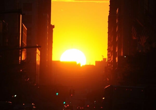 Manhattanhenge:Ο ήλιος δύει ανάμεσα στους ουρανοξύστες