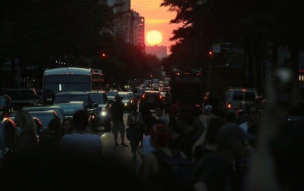 Manhattanhenge:Ο ήλιος δύει ανάμεσα στους ουρανοξύστες